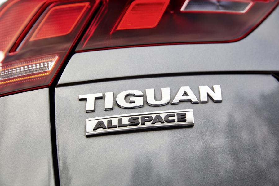 Логотип Volkswagen Tiguan Offroad 2018 года  (WW) (фото 8 из 15)
